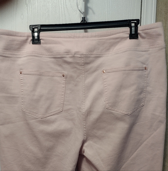 Belle By Kim Gravel Size 22W NWOT Women's Light Pink Denim Shorts - Picture 2 of 4